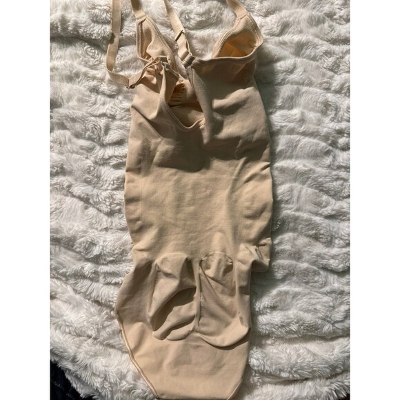 Skims seamless sculpting bodysuit brief size M BNWOT - Picture 2 of 3